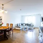 Zv2001 Private Apartments & Rooms Near Exhibition Ground